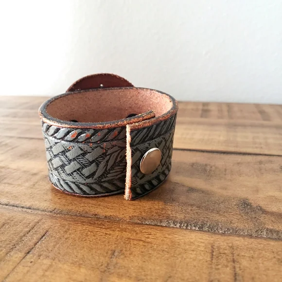 Bracelet - leather cuff - Picture 5 of 13